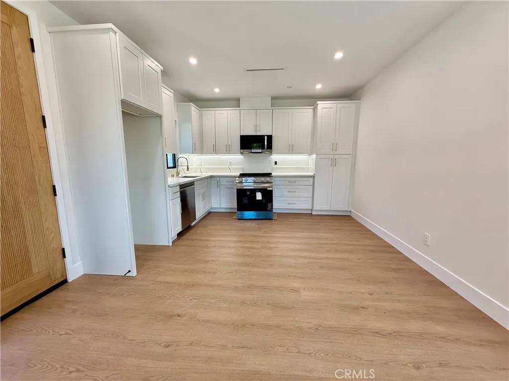 Canoga Park, CA 91303,22132 Gault Street