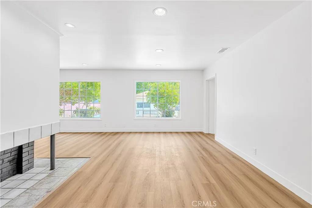Winnetka, CA 91306,20328 Roscoe Boulevard