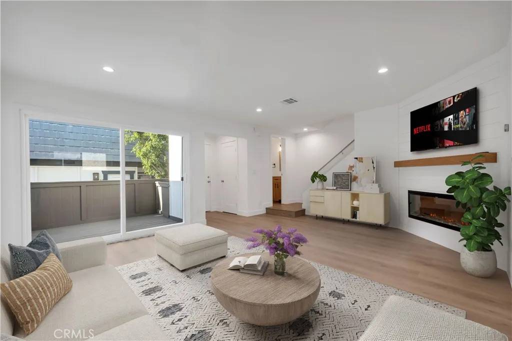 Tarzana, CA 91356,18550 Hatteras Street #94
