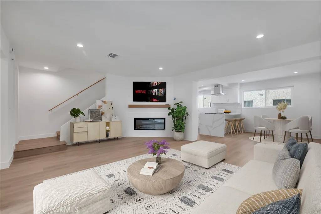 Tarzana, CA 91356,18550 Hatteras Street #94