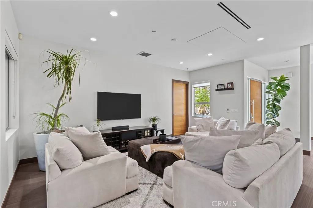 Encino, CA 91436,16424 Marbro Drive