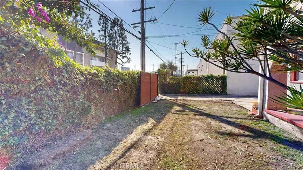 Los Angeles, CA 90038,1143 N Sycamore Avenue