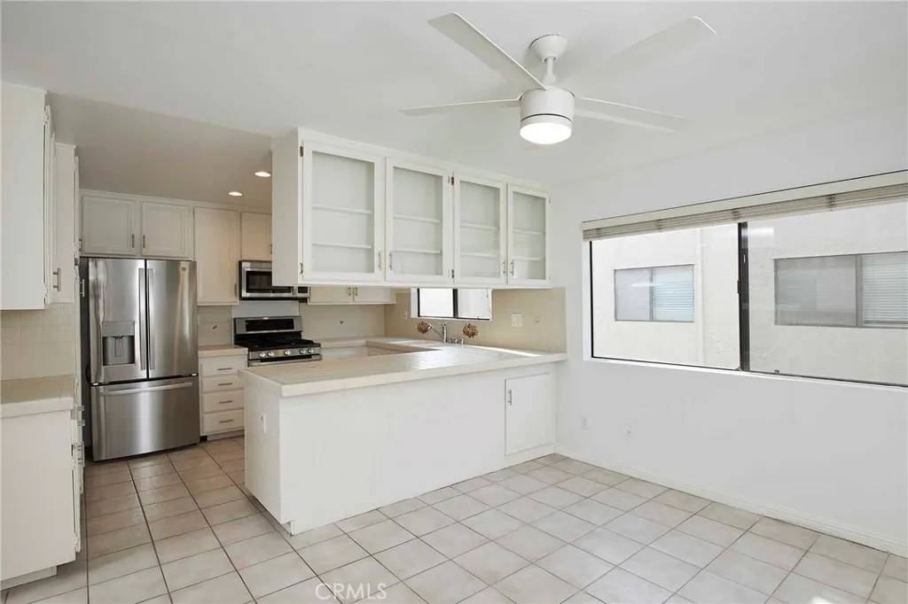 Woodland Hills, CA 91367,6121 Shoup Avenue #10