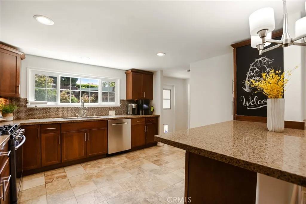 Los Angeles, CA 90068,6438 Ivarene Avenue