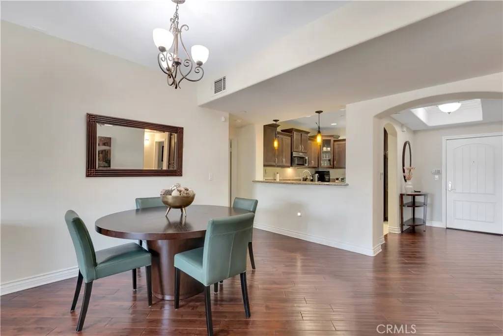 Sherman Oaks, CA 91423,13200 Moorpark Street #201
