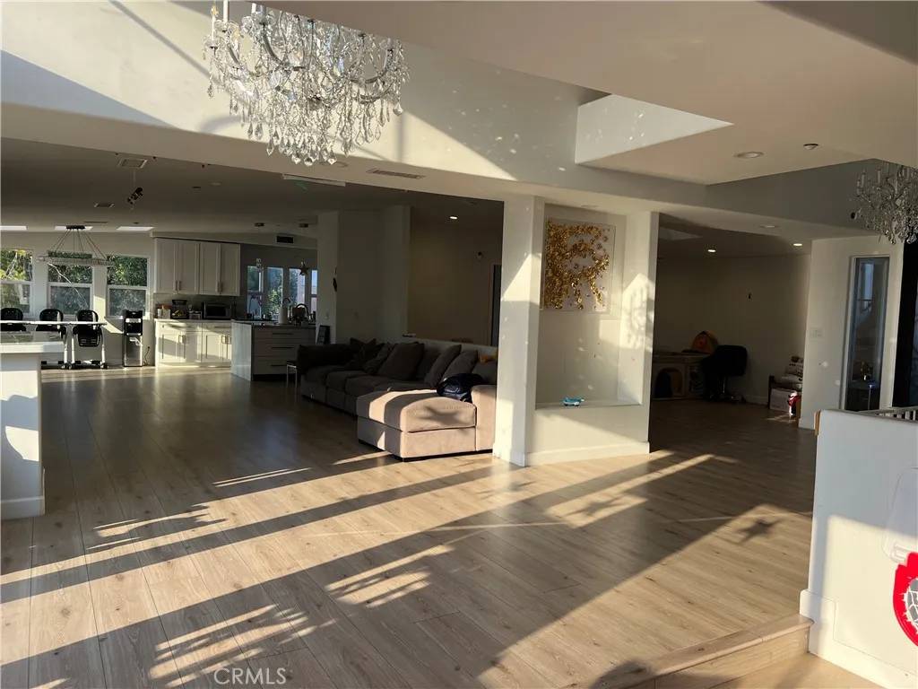 Woodland Hills, CA 91364,21765 Ybarra Road