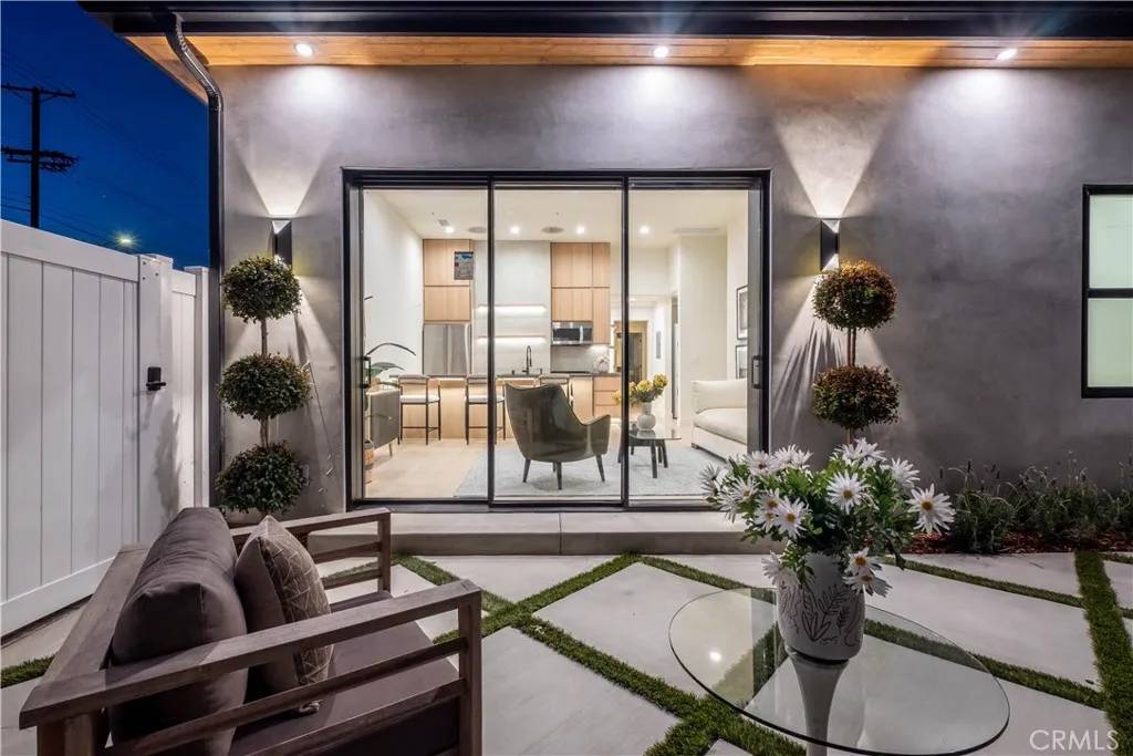 Tarzana, CA 91356,18852 Collins Street