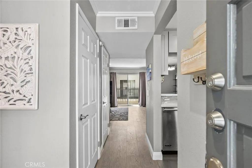 Encino, CA 91316,5230 Zelzah Avenue #3