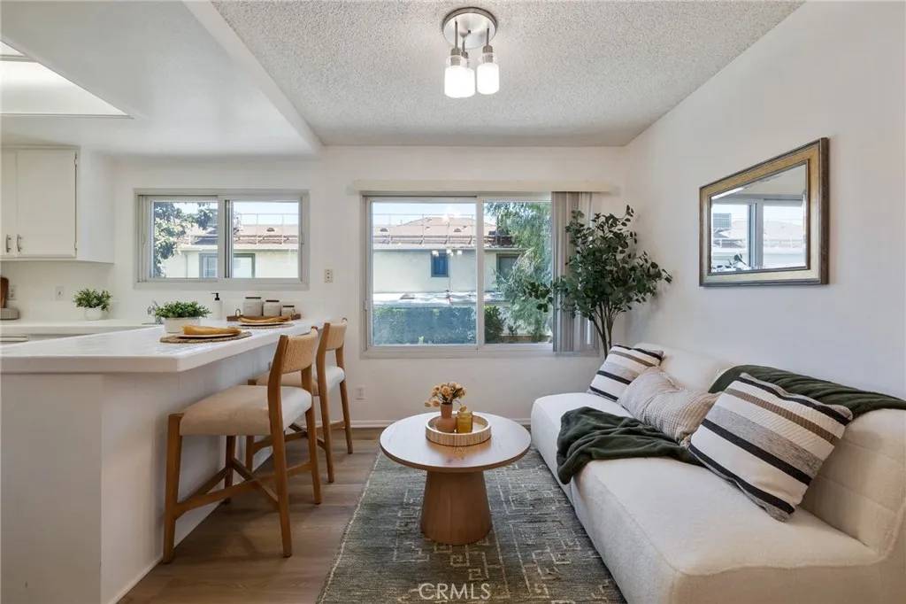 Van Nuys, CA 91406,7038 De Celis Place #4