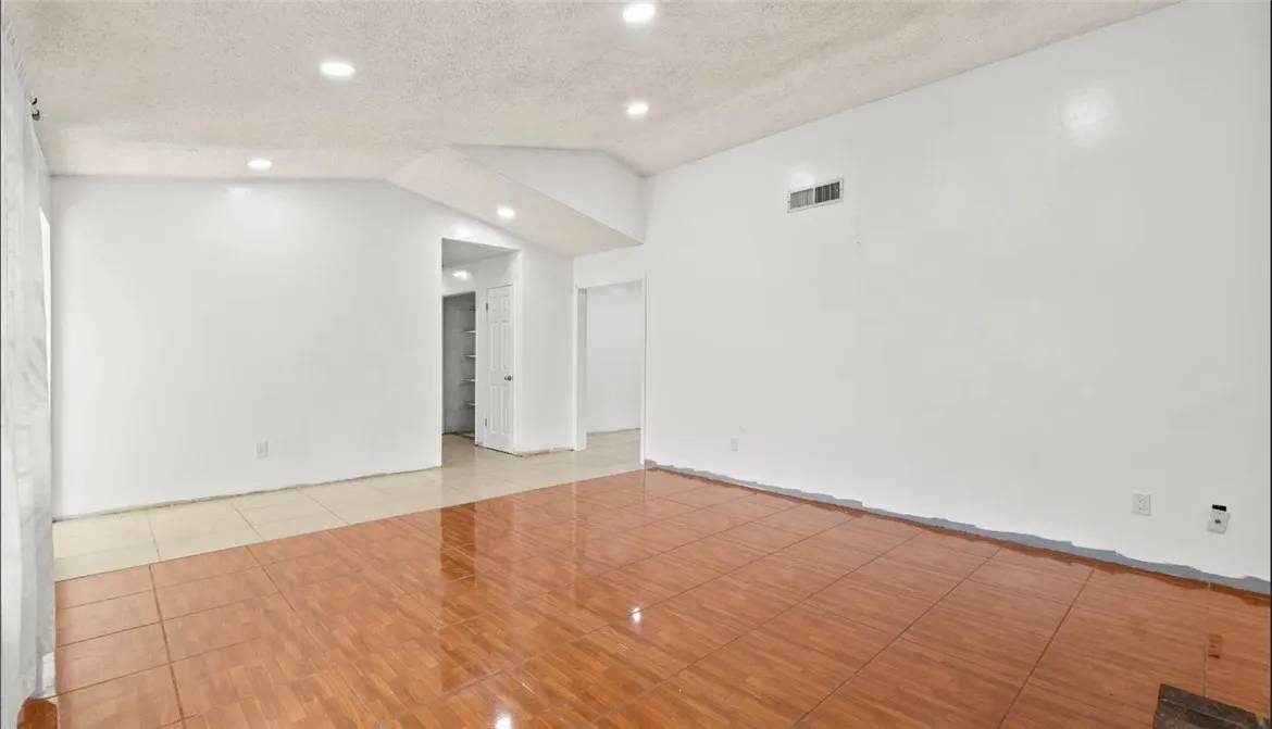 Bakersfield, CA 93308,448 E Warren Avenue