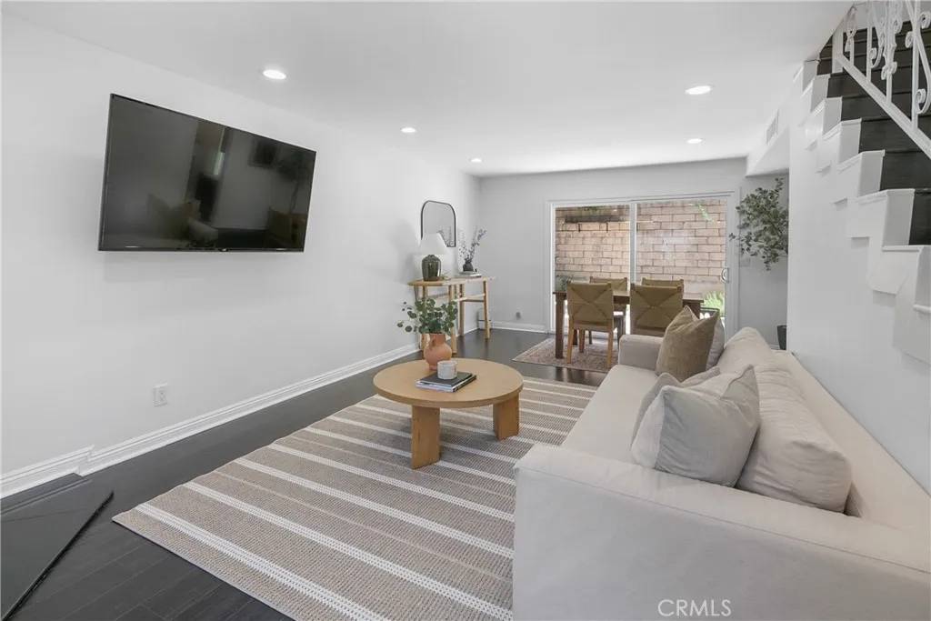 Agoura Hills, CA 91301,5275 Colodny Drive #4