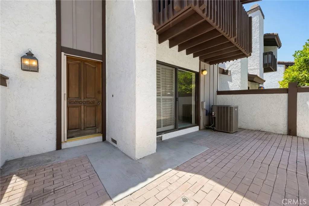 Woodland Hills, CA 91367,21535 Erwin Street #117