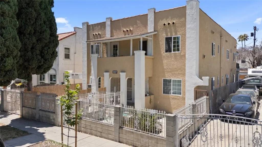 Los Angeles, CA 90038,737 N Ridgewood Place