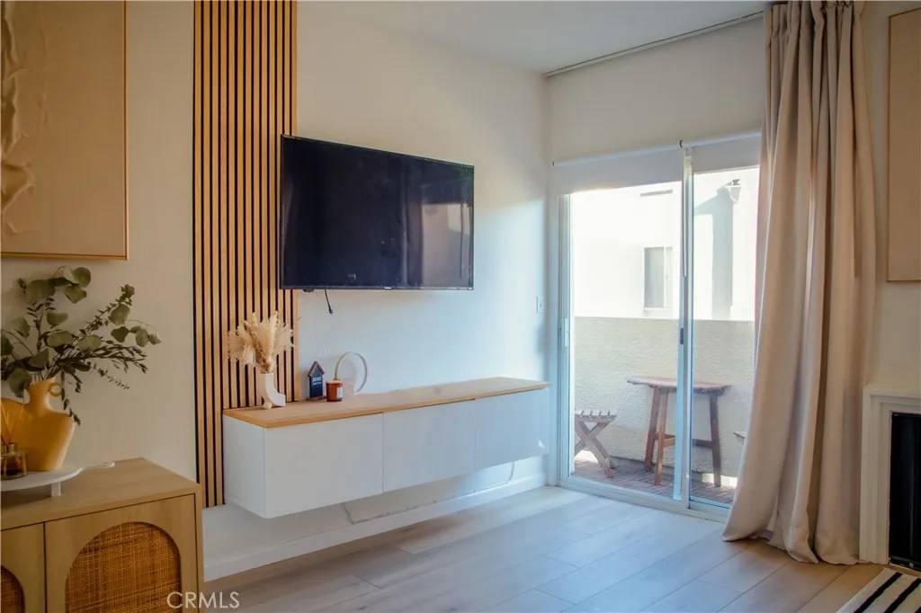 Reseda, CA 91335,19350 Sherman Way #338