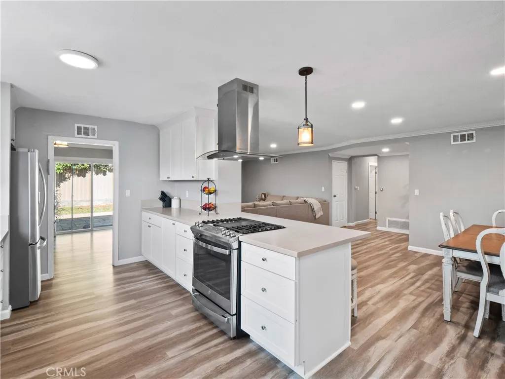 Simi Valley, CA 93065,896 Moffatt Circle