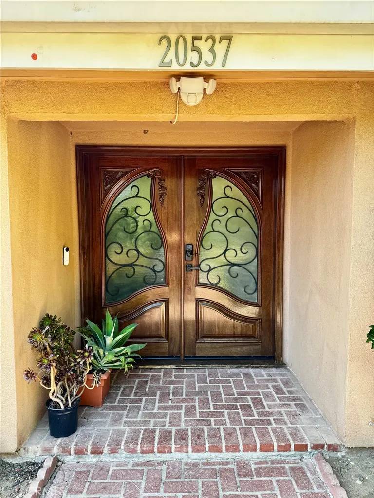 Woodland Hills, CA 91367,20537 Aetna Street