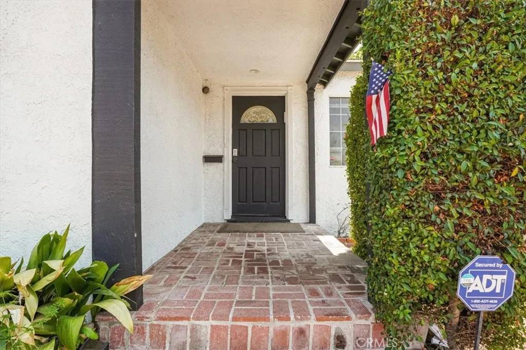 Tarzana, CA 91335,18352 Bessemer Street