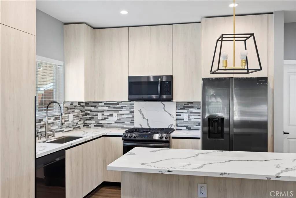 Woodland Hills, CA 91367,6508 Oakdale Avenue