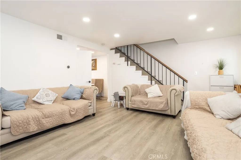 Reseda, CA 91335,19221 Sherman Way #18