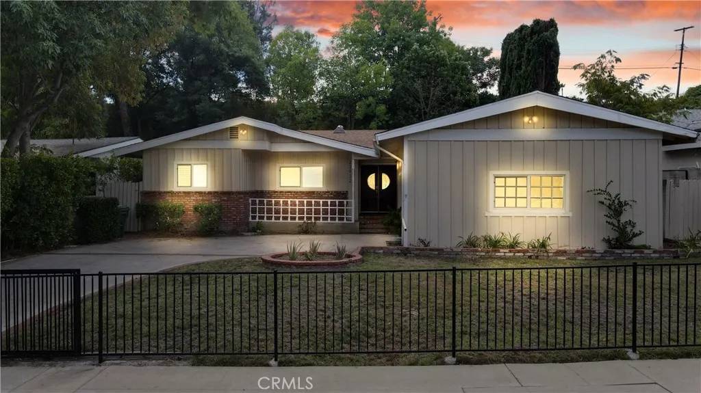 Woodland Hills, CA 91367,23932 Oxnard Street