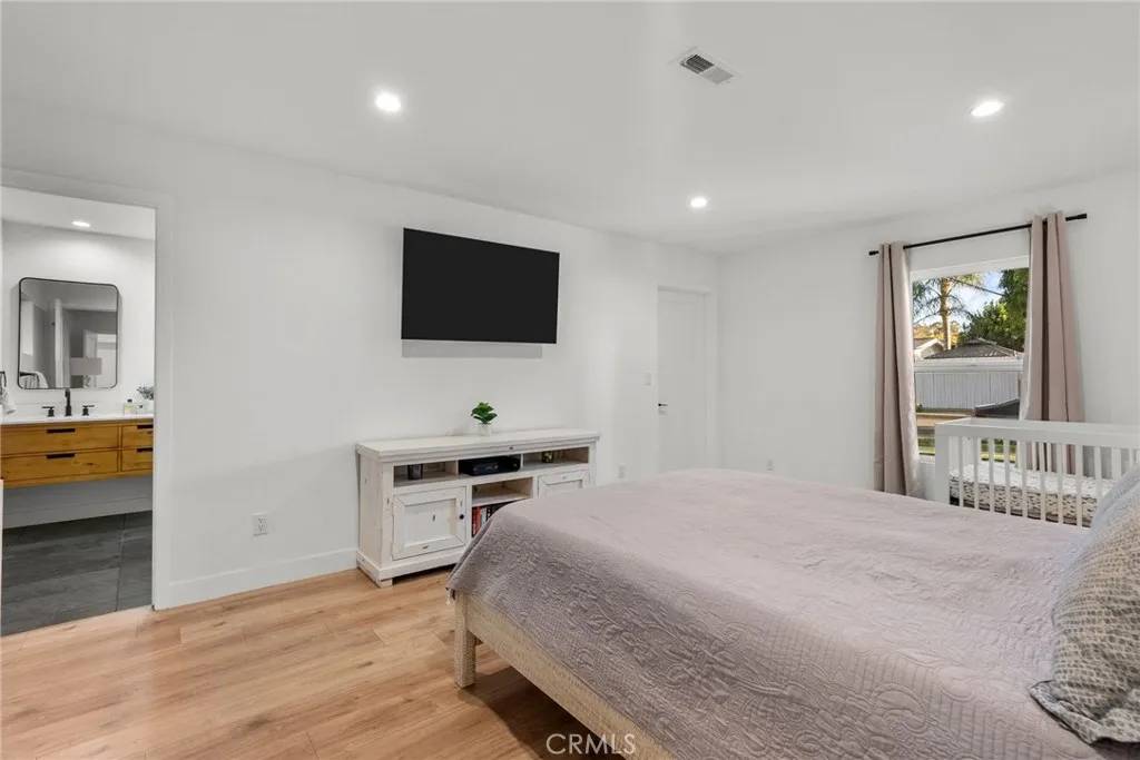Woodland Hills, CA 23367,23367 Friar St