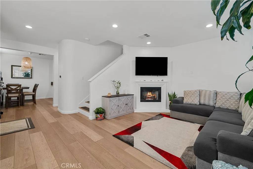 Saugus, CA 91350,19415 Opal