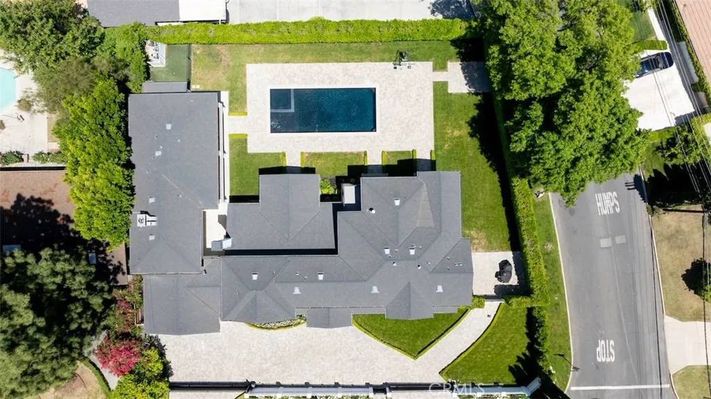 Woodland Hills, CA 91364,20701 Dumont Street