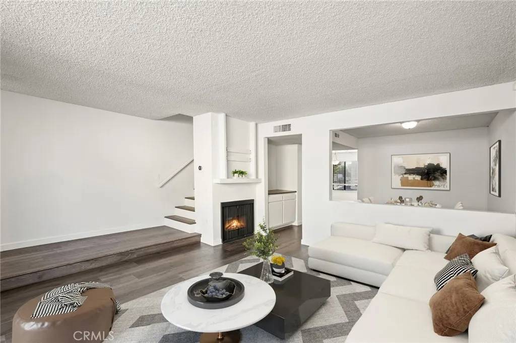 Woodland Hills, CA 91303,22038 Vanowen St. #215