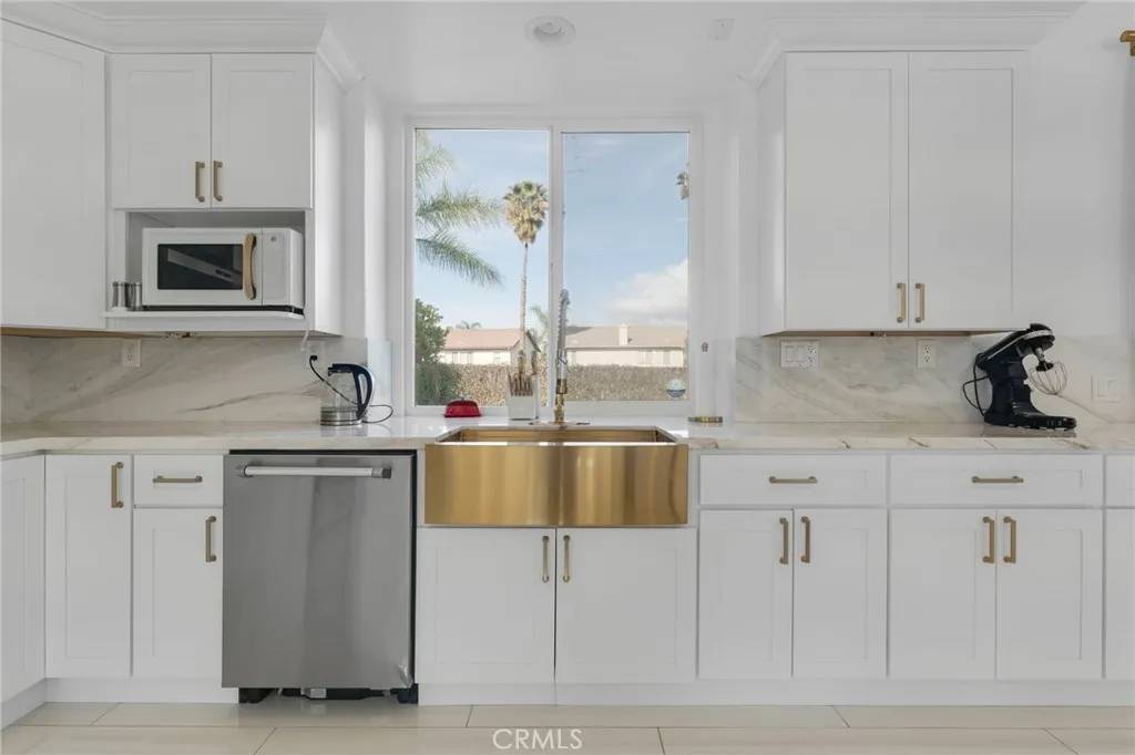 West Hills, CA 91307,6997 Sale Avenue