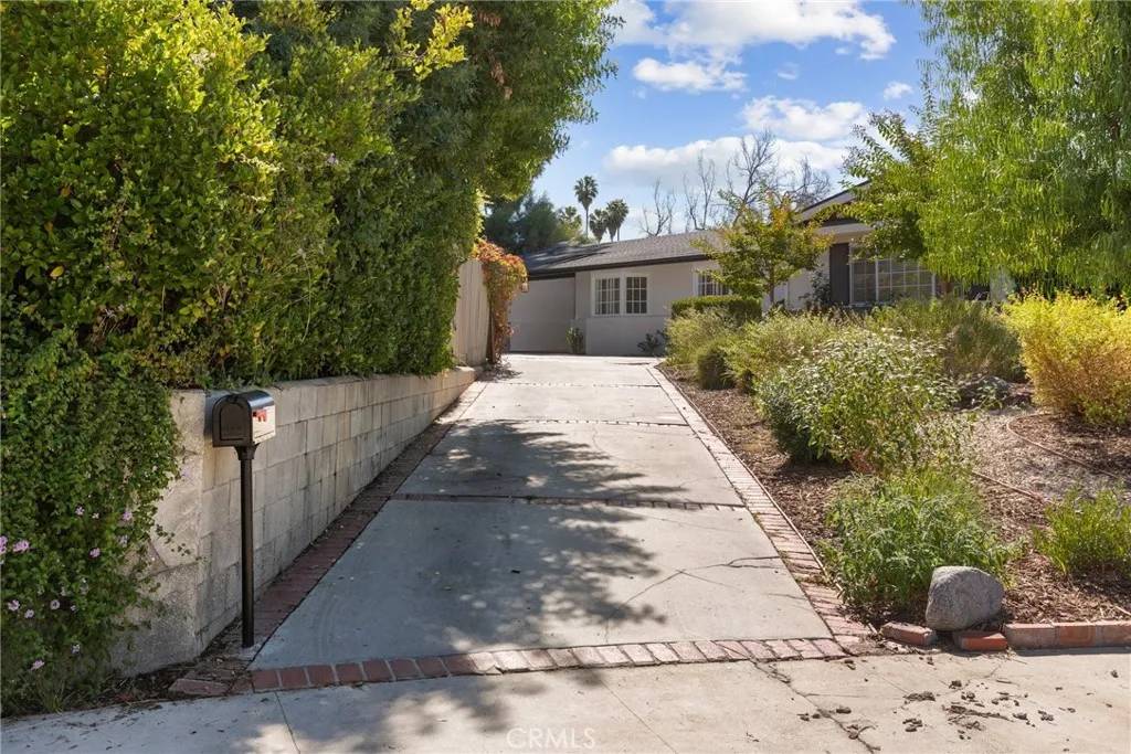 Woodland Hills, CA 91367,23312 Ostronic