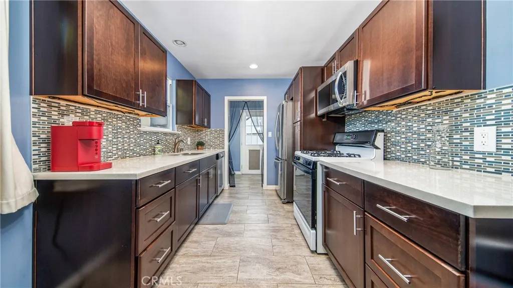 Reseda, CA 91335,7315 Ariel