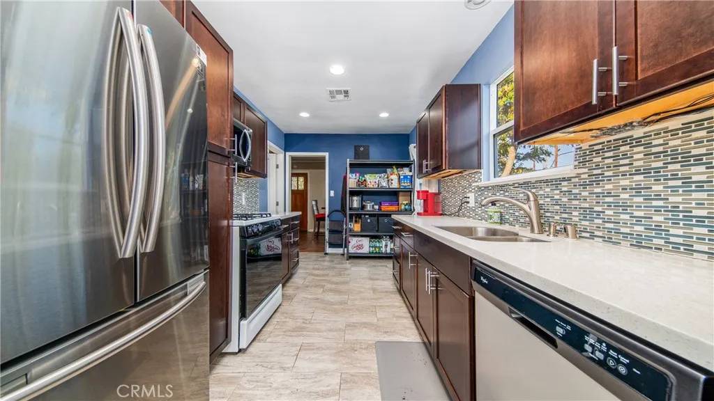 Reseda, CA 91335,7315 Ariel