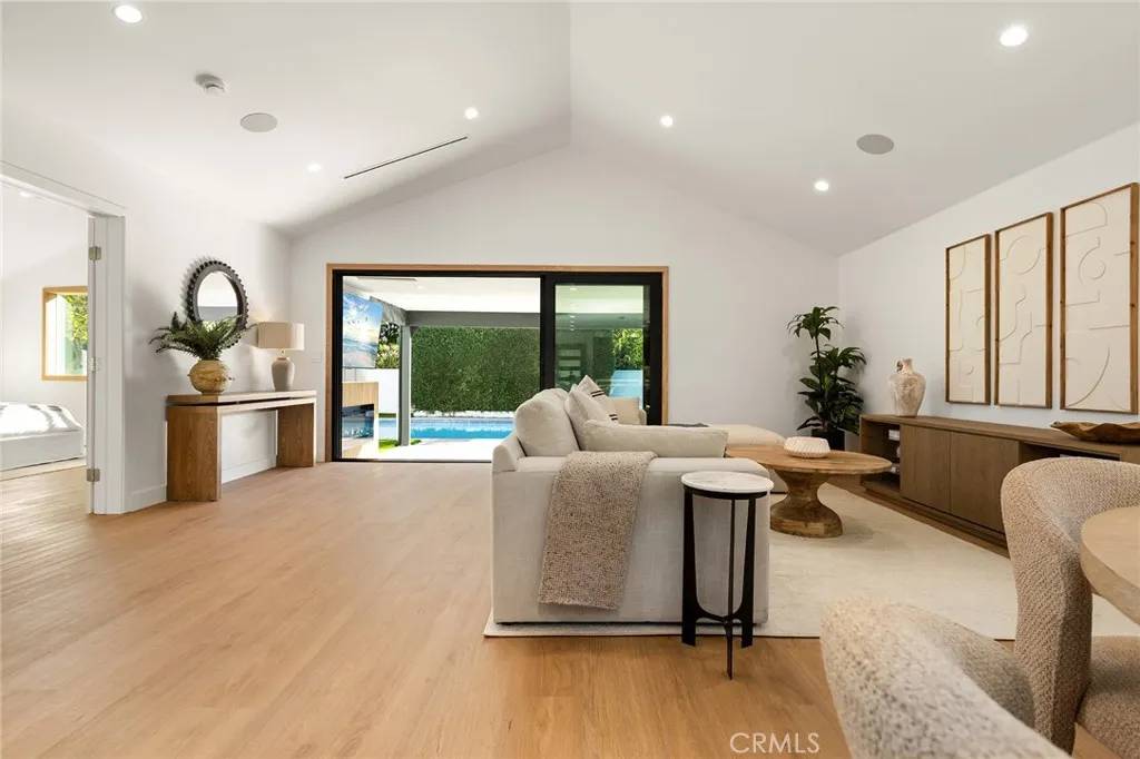 Sherman Oaks, CA 91411,5802 Norwich Avenue