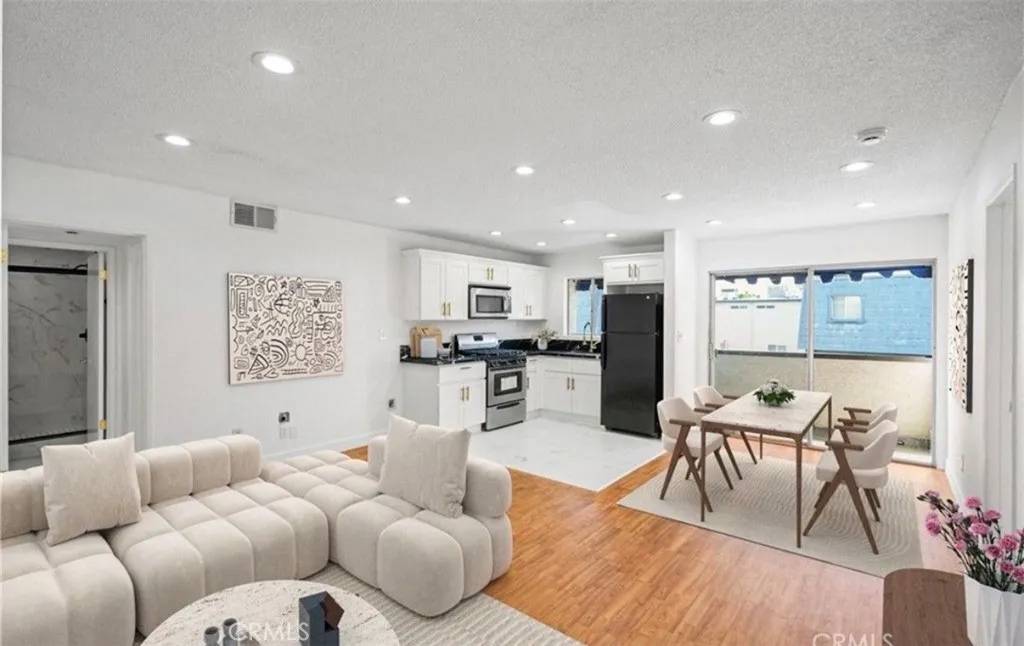 Tarzana, CA 91356,18530 Hatteras Street #333