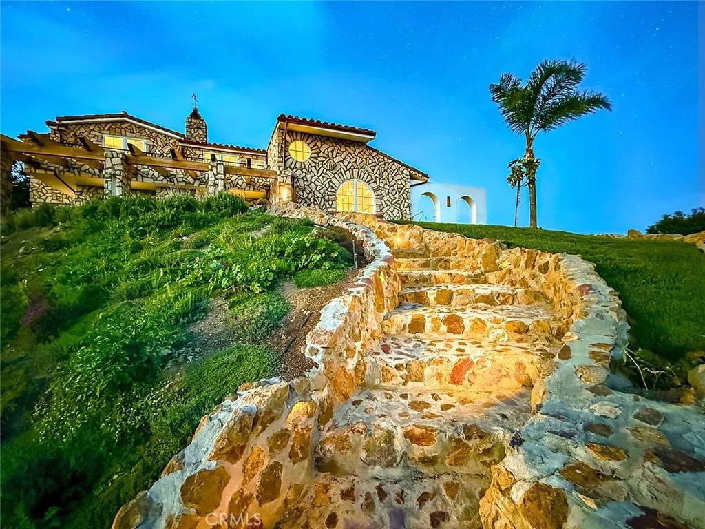 Malibu, CA 90265,33239 Mulholland Highway