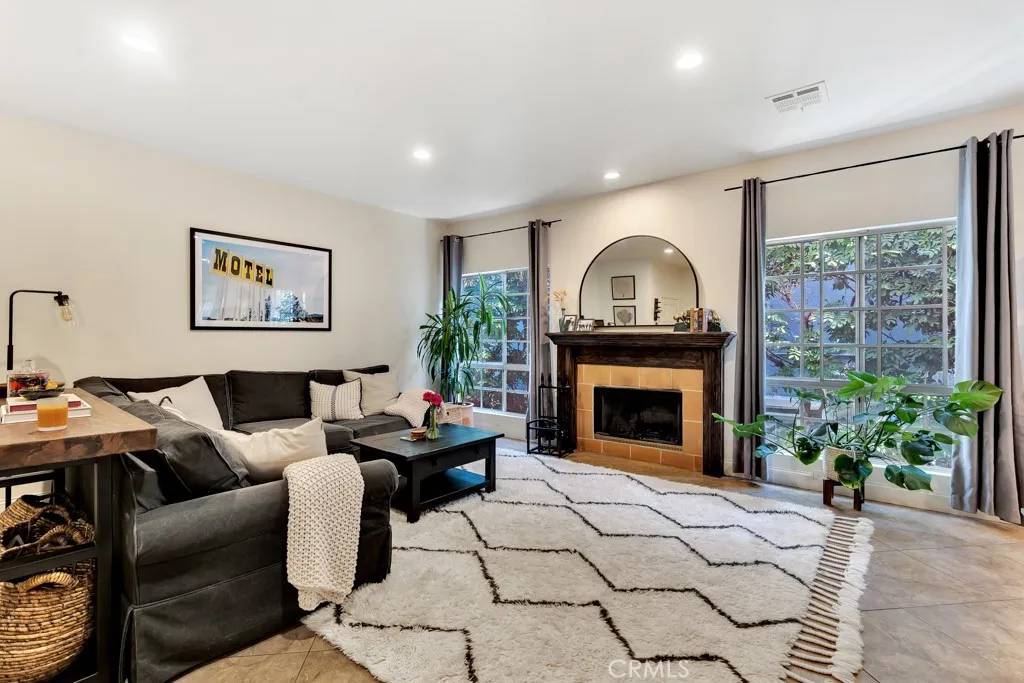 Toluca Lake, CA 91602,4444 Moorpark Way