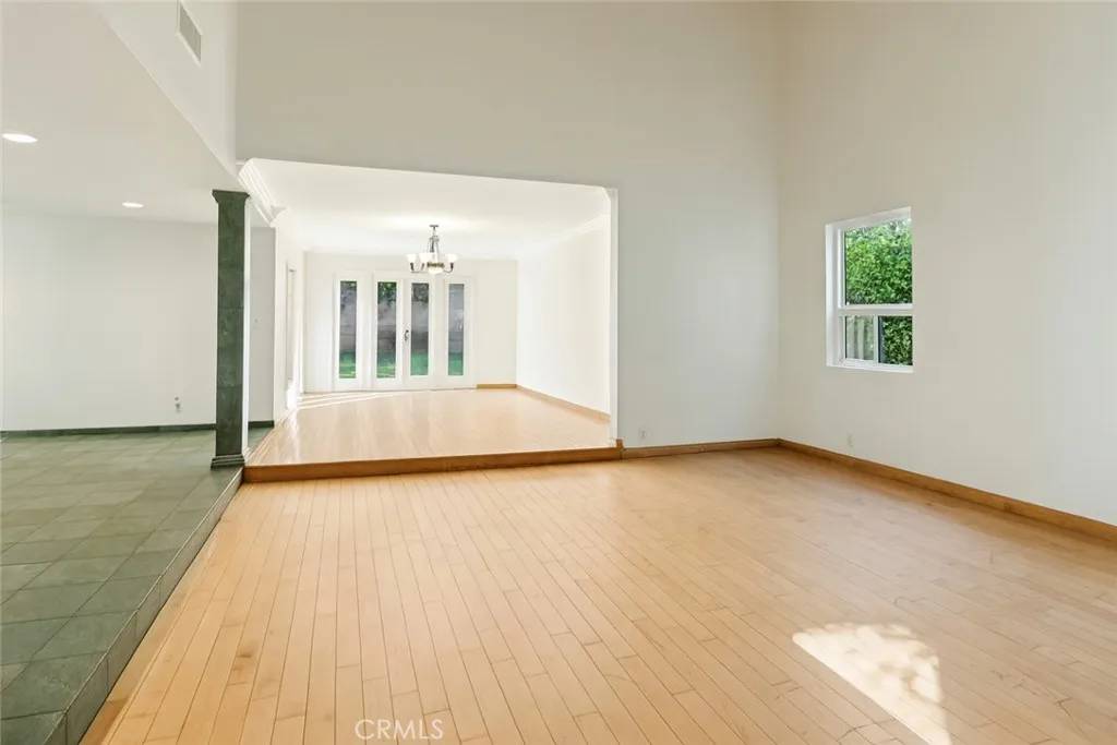 Valley Village, CA 91607,5960 Wilkinson