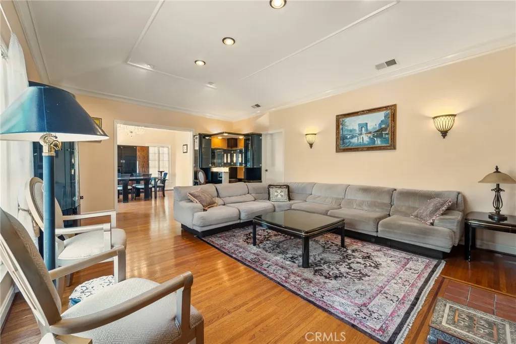 Beverly Hills, CA 90211,233 S Swall Drive