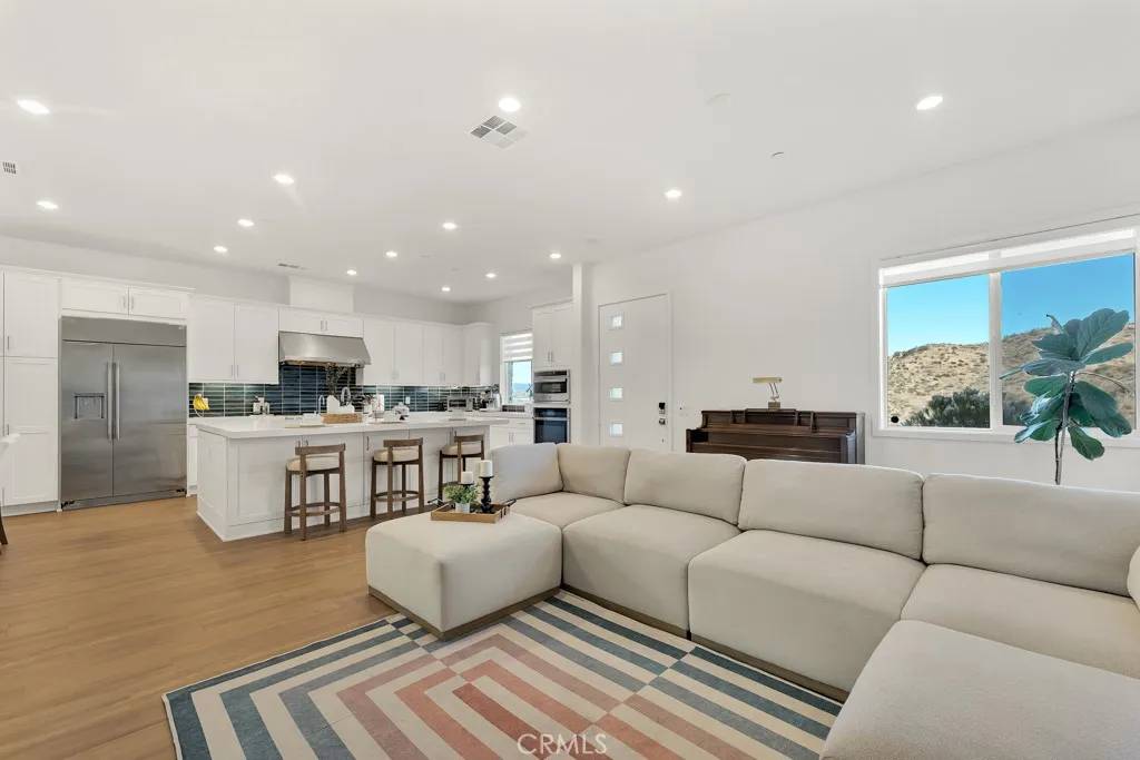 Valencia, CA 91381,27144 Skyland Way