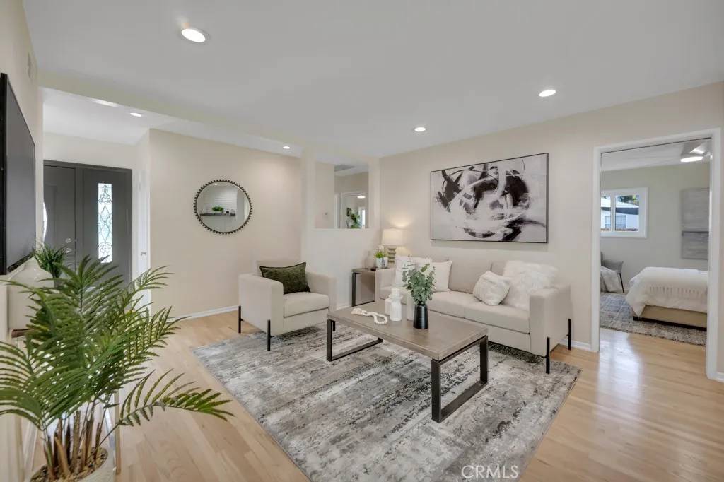 Woodland Hills, CA 91364,22051 San Miguel