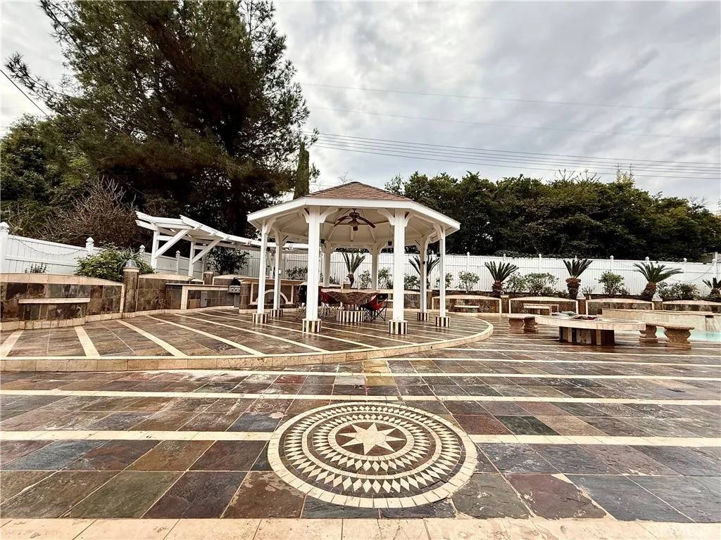 Woodland Hills, CA 91367,24204 Calvert