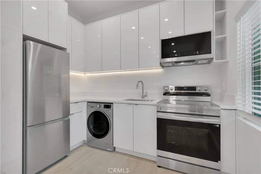 Woodland Hills, CA 91367,23806 Calvert