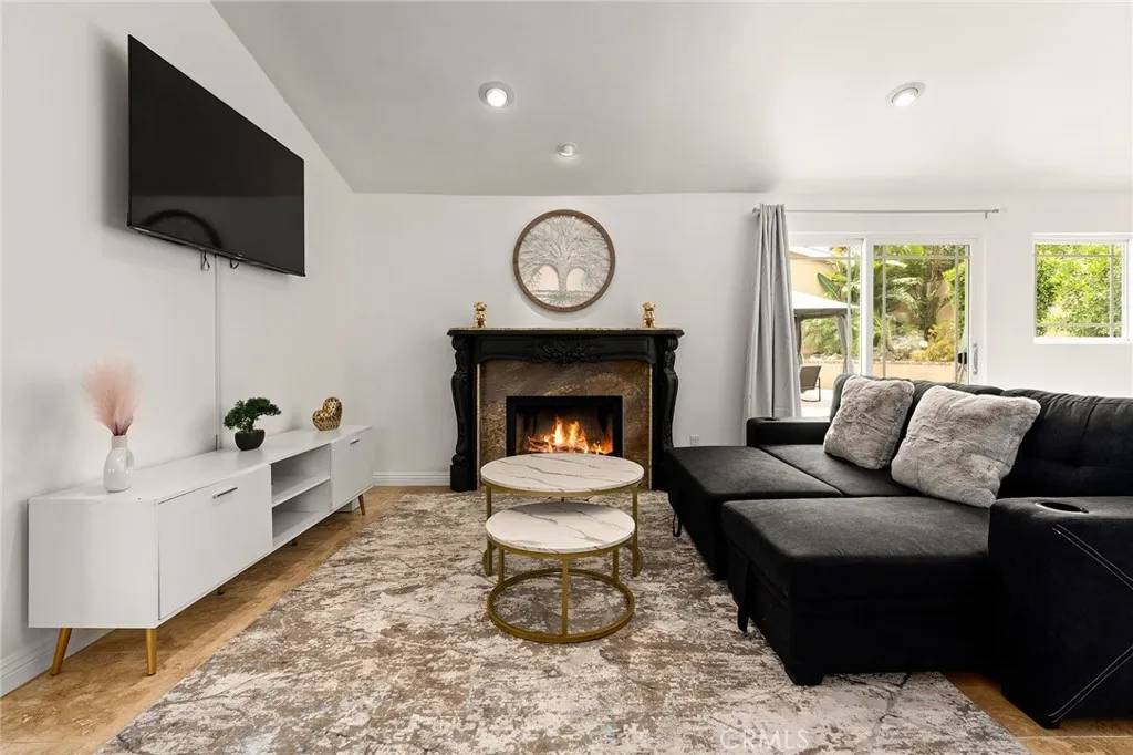 Woodland Hills, CA 91367,20300 Oxnard