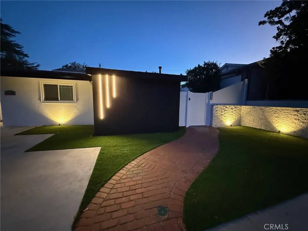 Woodland Hills, CA 91367,20300 Oxnard