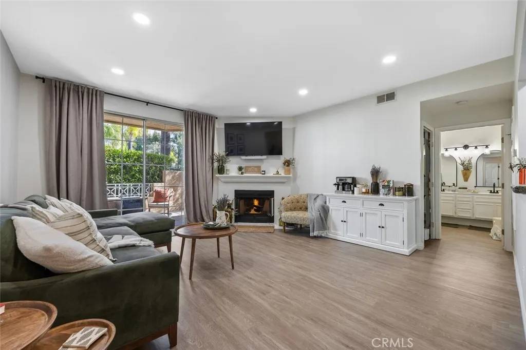 Valencia, CA 91355,23731 Del Monte Drive #183