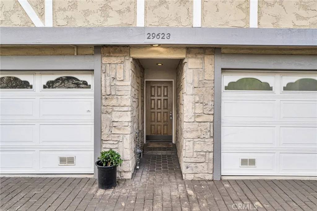 Agoura Hills, CA 91301,29623 Strawberry Hill #1