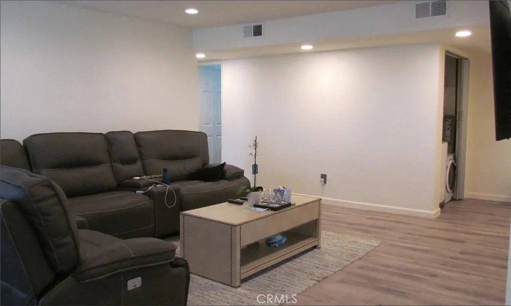 Woodland Hills, CA 91364,22041 Costanso #103