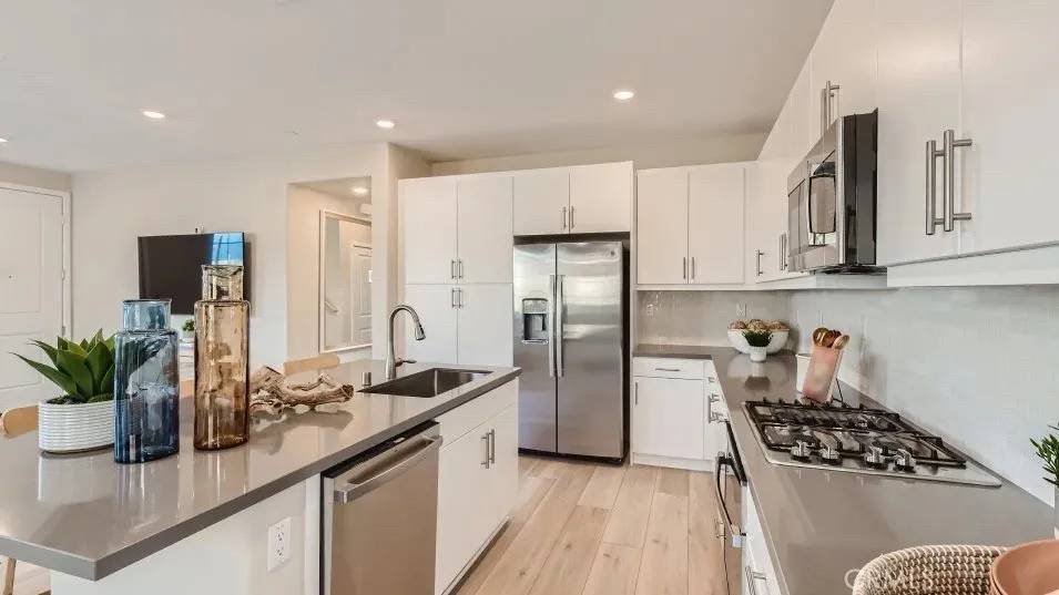 Fontana, CA 92336,16617 Shallot Street