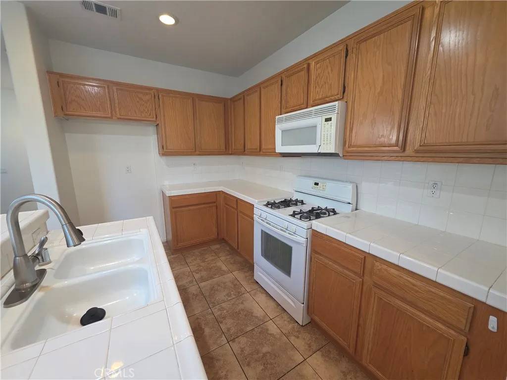 Ontario, CA 91764,2035 E Harvard Privado