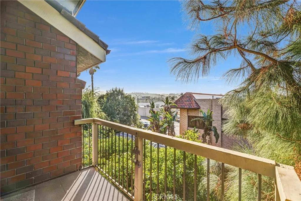 Tarzana, CA 91356,18324 Clark Street #315